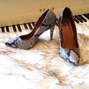 Steve Madden Snake print 4 1/2" heels size 7